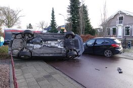 Auto op de zijkant na ongeval in Hoogkarspel