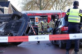Auto op de zijkant na ongeval in Hoogkarspel