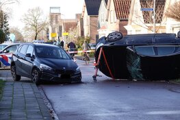 Auto op de zijkant na ongeval in Hoogkarspel