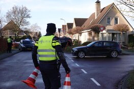 Auto op de zijkant na ongeval in Hoogkarspel