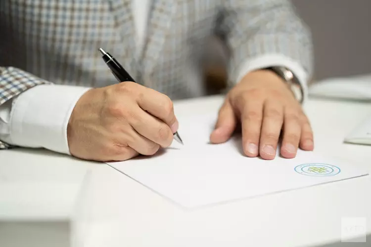 Ondertekening overeenkomst woningen Julianastraat/Tuinstraat te Hoogkarspel