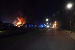 Grote uitslaande brand in bedrijfsverzamelgebouw in Hem