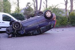 Auto belandt op de kop in Hoogkarspel