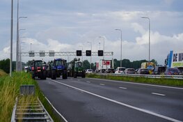 Boeren protesteren met blokkades op A9 en Mediapark