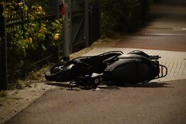 Scooterrijders botsen in Venhuizen, twee gewonden