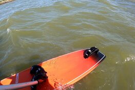Hydrofoil surfer raakt gewond door verstrikt surfboard