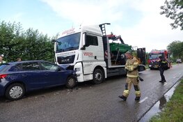Frontale botsing tussen auto en vrachtauto in Hem