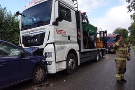 Frontale botsing tussen auto en vrachtauto in Hem