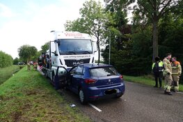 Frontale botsing tussen auto en vrachtauto in Hem