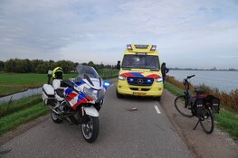 Fietser ten val door inhaalactie in Venhuizen