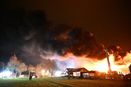 Grote uitslaande brand in Schellinkhout
