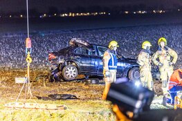 Auto gecrasht in Zwaagdijk-Oost, tenminste twee gewonden