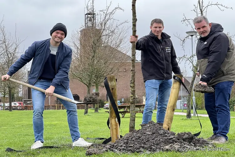 Food Festival Venhuizen schenkt gemeente nieuwe boom